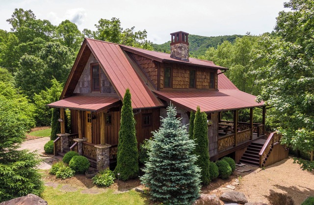 River's Edge at Eagles Nest River Club, private fishing on Elk River, hot tub