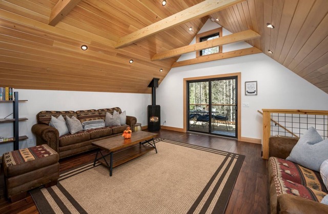 River-View Chalet 5 Minutes to Squaw Valley 10 minutes to Lake Tahoe