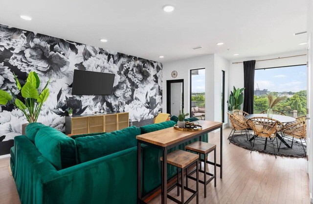 River View High-End Condo with Private Patio and FREE Parking