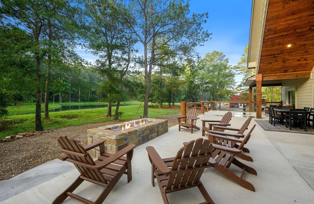 Riverbend Retreat - Gorgeous One Story with Loft, Waterfront Pond Access, Sleeps 16