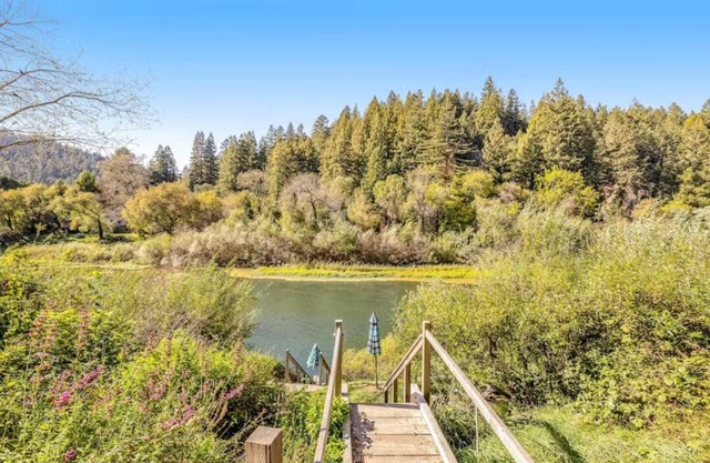 Riverdale-t w/seasonal dock/boats, hot tub, large yard, dog-friendly!