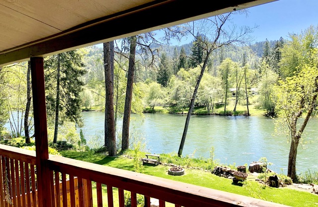 *Riverfront* "Cabin on The Rogue", Gateway to Crater Lake! Sleeps 2-4