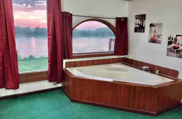 Riverfront Cabin w/Jacuzzi View