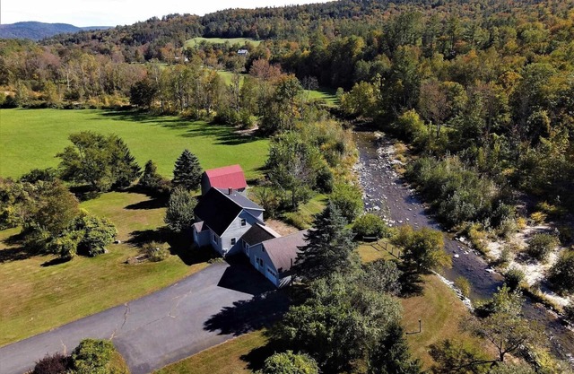 Riverfront, family fun, amazing rec room, close to Magic & Okemo