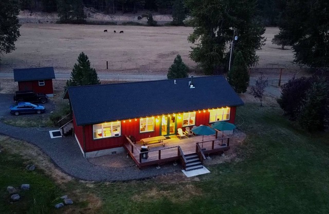 Riverfront Home in the Cascades - Great for Families