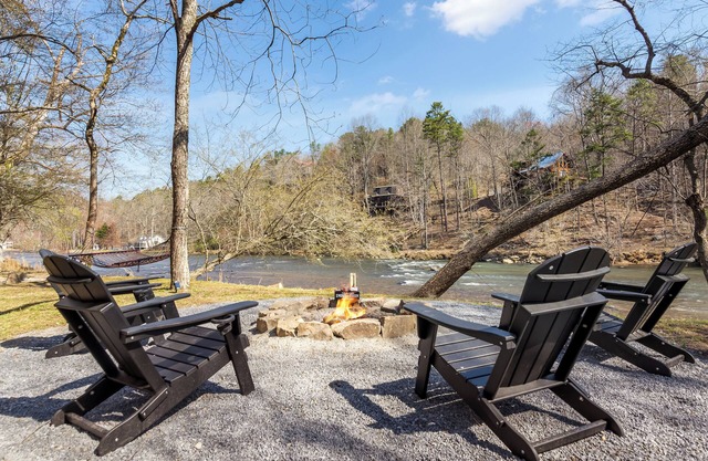 Riverfront King Suite Cabin, Coosawattee Resort, Fire Pit, WIFI, BBQ,Hot Tub