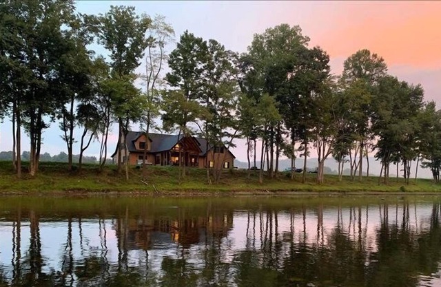 Riverfront Lodge on 100 acres! Swimming hole, Kayaks, Hot tub!