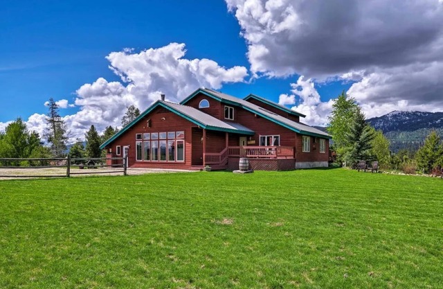 Riverfront Lodge/Sleeps 22+/Hot Tub/Fireplace/Ride-out snowmobile trail access/Sports Bar & Game Room/Huge kitchen & dining room/Between Tamarack & Brundage