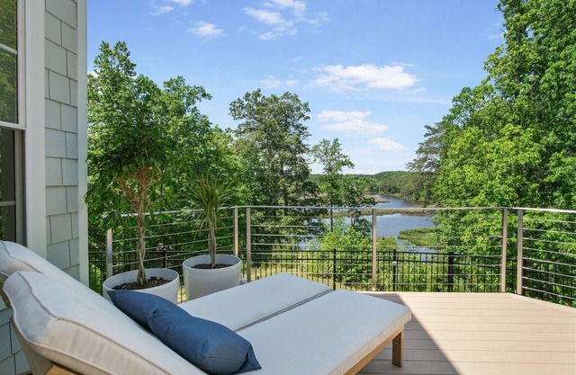 Riverfront Retreat - sunset views, 2 king suites on 9+ acres, kayaks