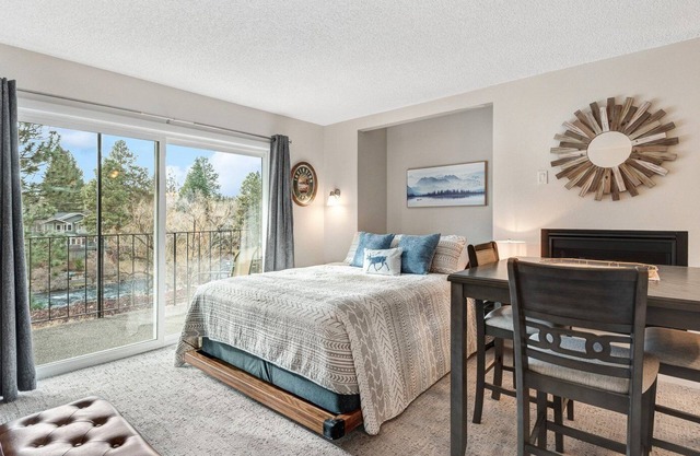 Riverfront Studio w/Pool & Hot Tub access! Edge of Downtown. No better location!