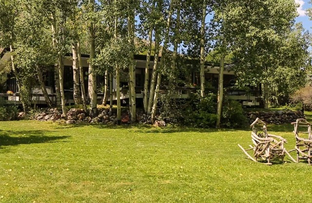 Riverfrontage 2 Acre Beautiful Home, will accept behaved pets