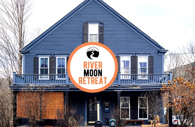 ☀ Rivermoon Retreat ♡ 8 Bedrooms | Fun | Riverside ♡ Unique and Beautiful House