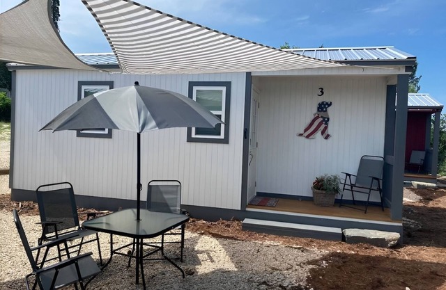 Riverside Cabin in Bend, Tx. 5 Minutes From Colorado Bend State Park
