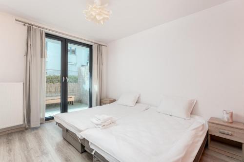 Riverside Comfort Apartment by BookingHost