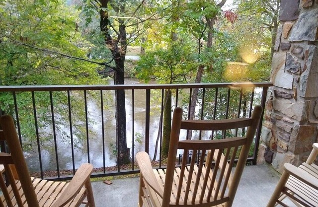 Riverside Condo - minutes from GSMNP