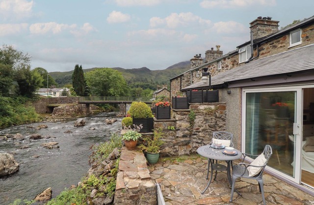 RIVERSIDE COTTAGE, pet friendly, with open fire in Beddgelert