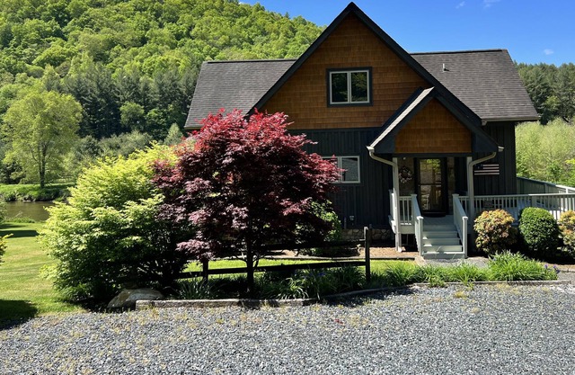 RIVERSIDE REFLECTIONS -Easy River Access, Fire Pit, WiFi & Covered Porch!