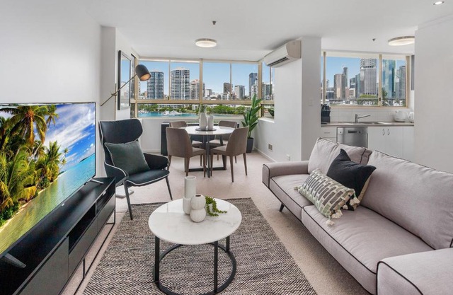 Riverside Studio With Pool, Gym & Parking Near CBD
