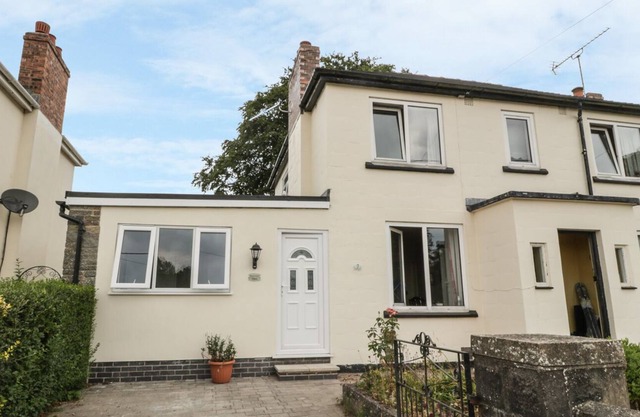 ROACHES VIEW, pet friendly, with a garden in Cheddleton