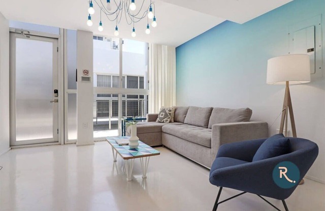 Roami at 250 Collins | 4 Bed Combo | Rooftop Pool