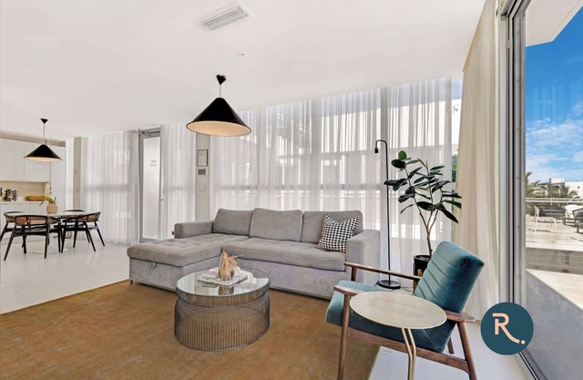 Roami at 250 Collins | 10 Bed Combo | Rooftop Pool