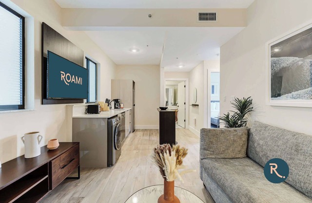 Roami at The Palace | 2 Bedroom | Queen #09