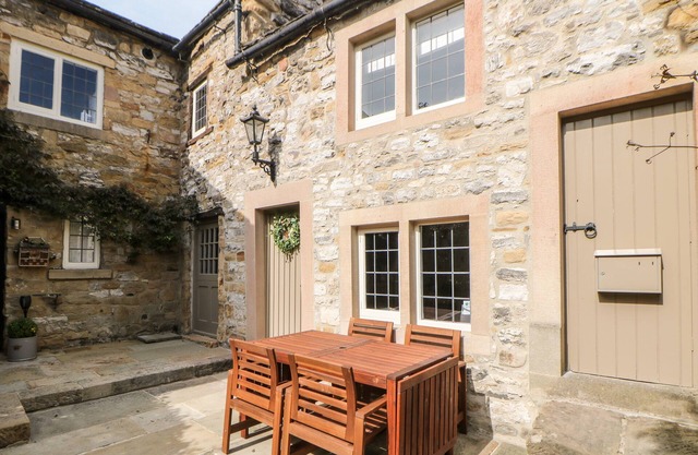 ROBIN'S NEST, pet friendly, character holiday cottage in Bakewell