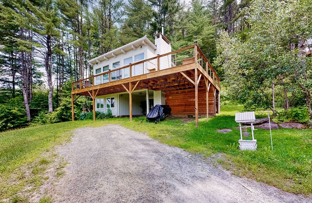 Robin's Perch | House in Townshend with mountain view & hot tub