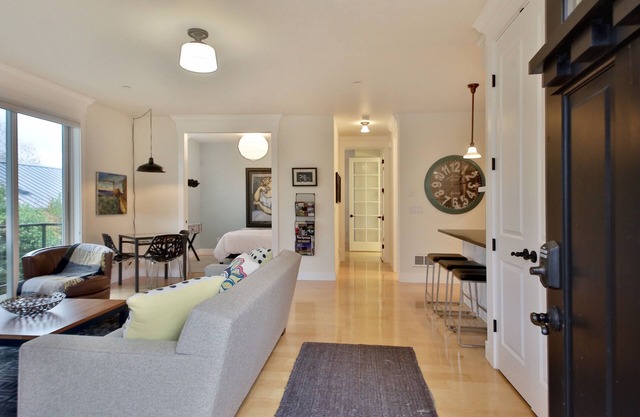 Robins Nest Langley-Modern Condo In Downtown Langley