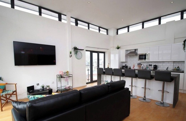 Robyn's Nest by Tŷ SA -Penthouse in Cardiff Centre