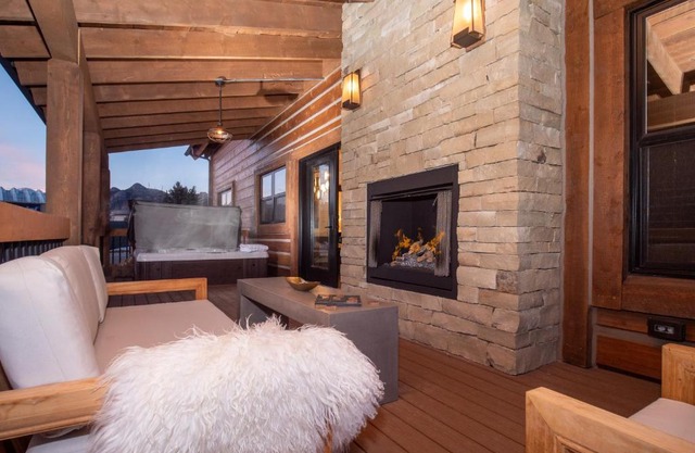 Rocky Mountain Escape - Steps to Lake Estes, Jacuzzi, Close to Downtown Estes