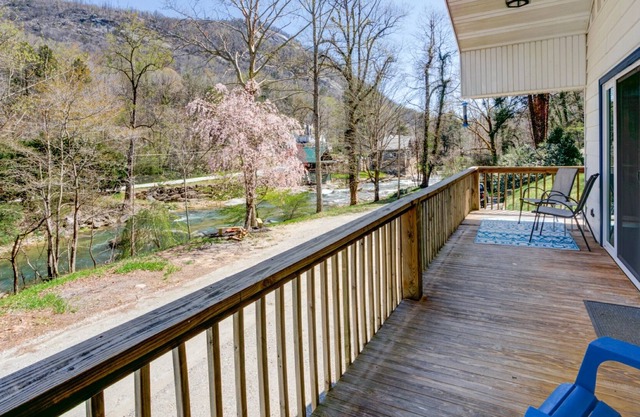 Rocky Riverside Escape with hot tub & game room in Bat Cave/Chimney Rock!
