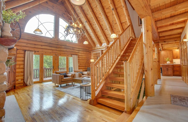 Rocky Top Cabin | Mtn Views w/ HOT TUB + Pool!