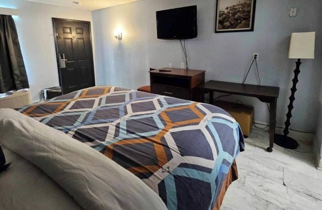 Rodeway Inn Hattiesburg North - King Room - Smoking 8