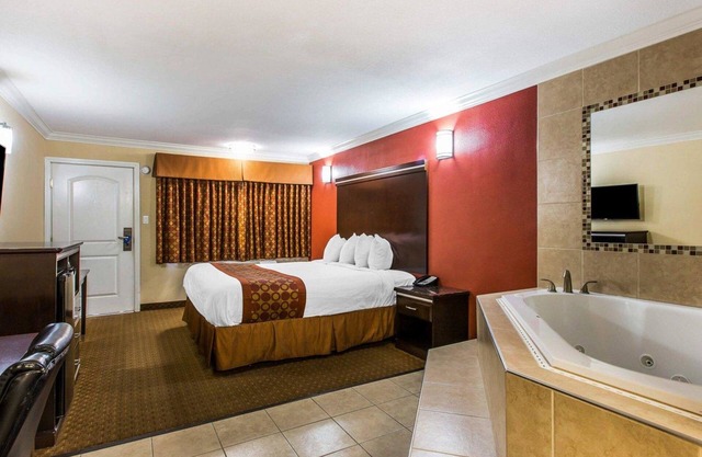 Rodeway Inn & Suites Corona