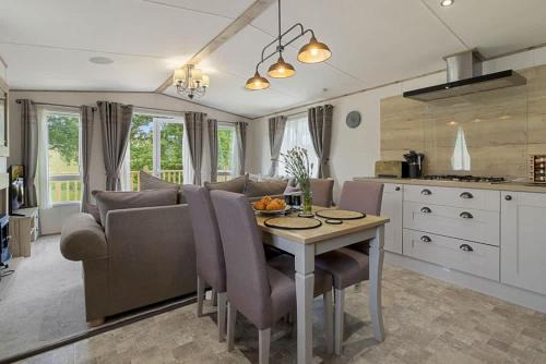 Rolling Hills Splash Escape -No Commercial Sign written Vehicles,Fishing Nearby & Communal Swimming Pool ,Shut for the winter open April 2026