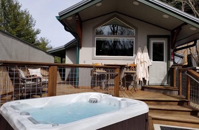 Romantic , 5 miles to downtown Asheville, Private, Hot Tub, Fireplace, Fenced