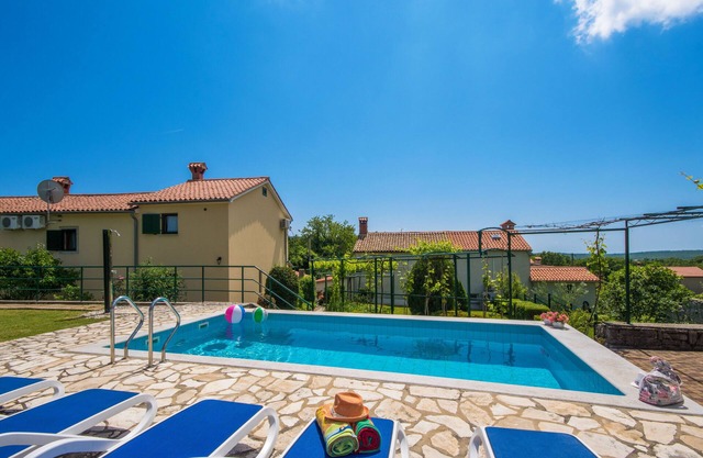 Romantic and family-friendly pool Villa, minutes from the beach