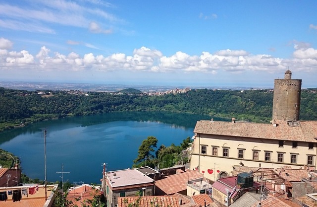 Romantic apartment with spectacular views over the lake and sea