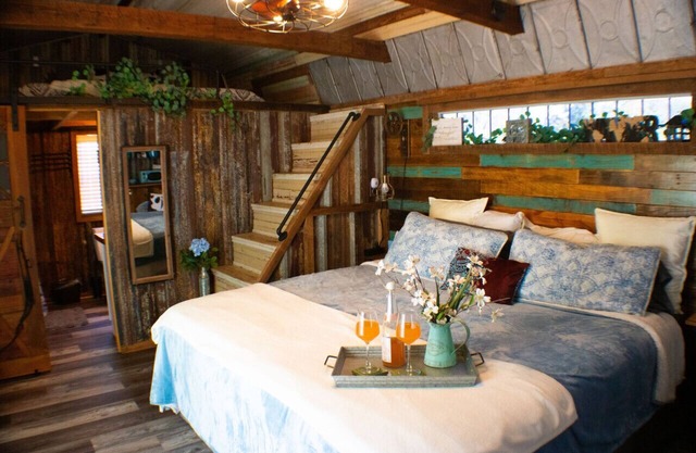 Romantic Farm Stay | KING Bed, HOT TUB, Fire Pit, Porch Bed Swing *Rustic Retro*