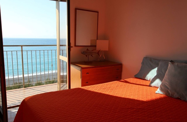 Romantic flat on the beach, sunset sea view, free parking, WIFI, TV