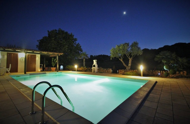 Romantic Hideaway with 10 x 5m PRIVATE POOL, Air-Con in the countryside