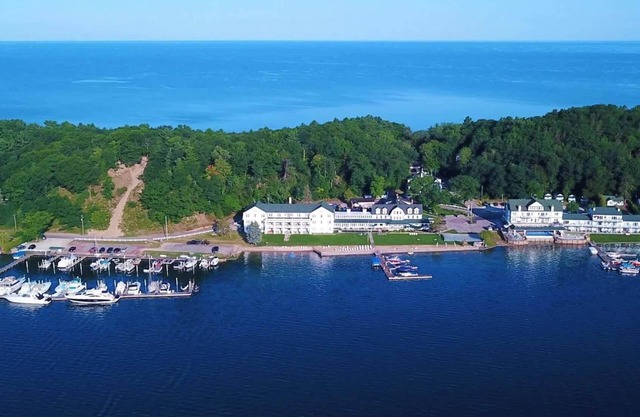 Romantic Hideaway – HOT TUB OPEN ALL WINTER! Ski Crystal Mountain