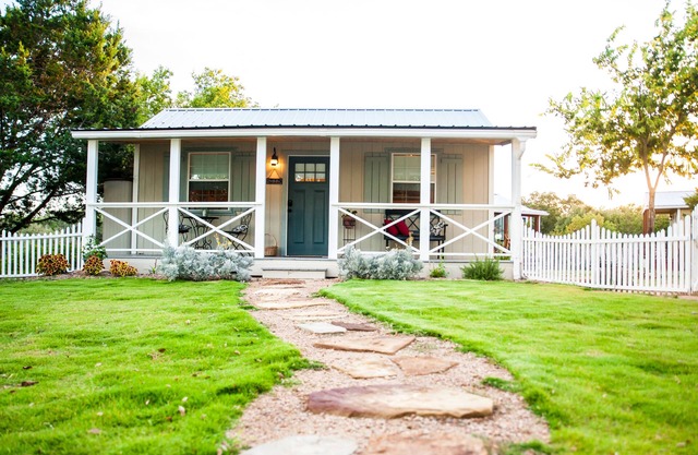Romantic Hill Country Cottage! Perfect country location but minutes from town.