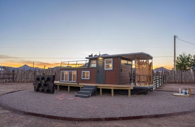 Romantic Houseboat with out of this World Star Gazing