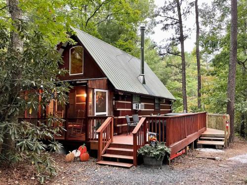 Romantic Log Cabin with Hot Tub near Cherokee National Forest, Tennessee