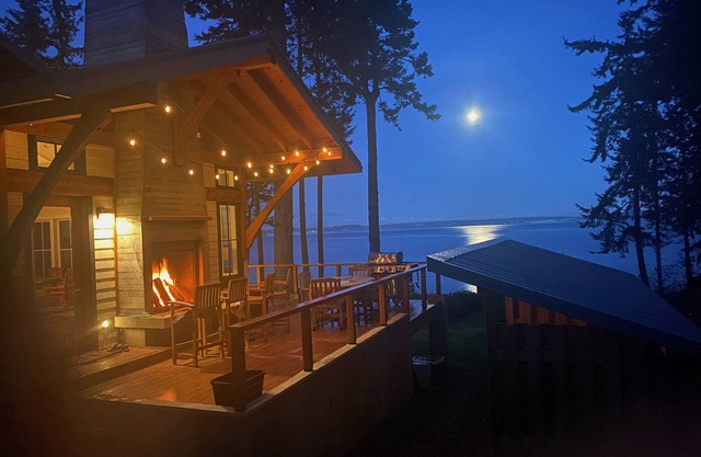 Romantic, Luxury Waterfront Getaway on Puget Sound with Private Beach