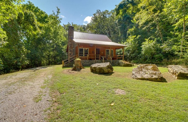 Romantic Mountain View Cabin Rental Near Downtown!