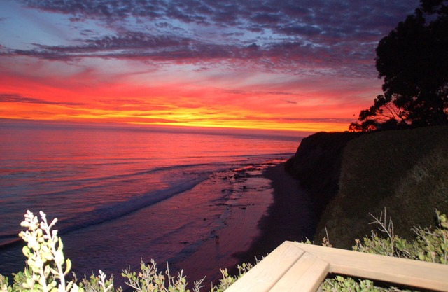 Romantic oceanfrontn home on the bluff w/incredible 180+ deg ocean views