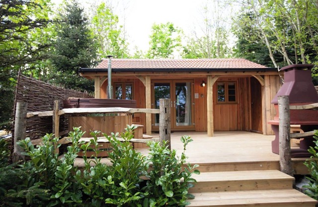 Romantic retreat. Private and peaceful wooded location. nPrivate hot tub.
